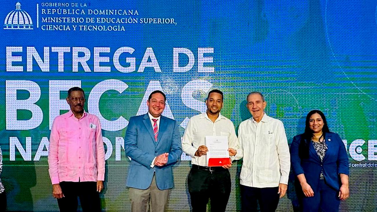 MESCYT entrega 53 becas nacionales a alumnos que cursarán programas de